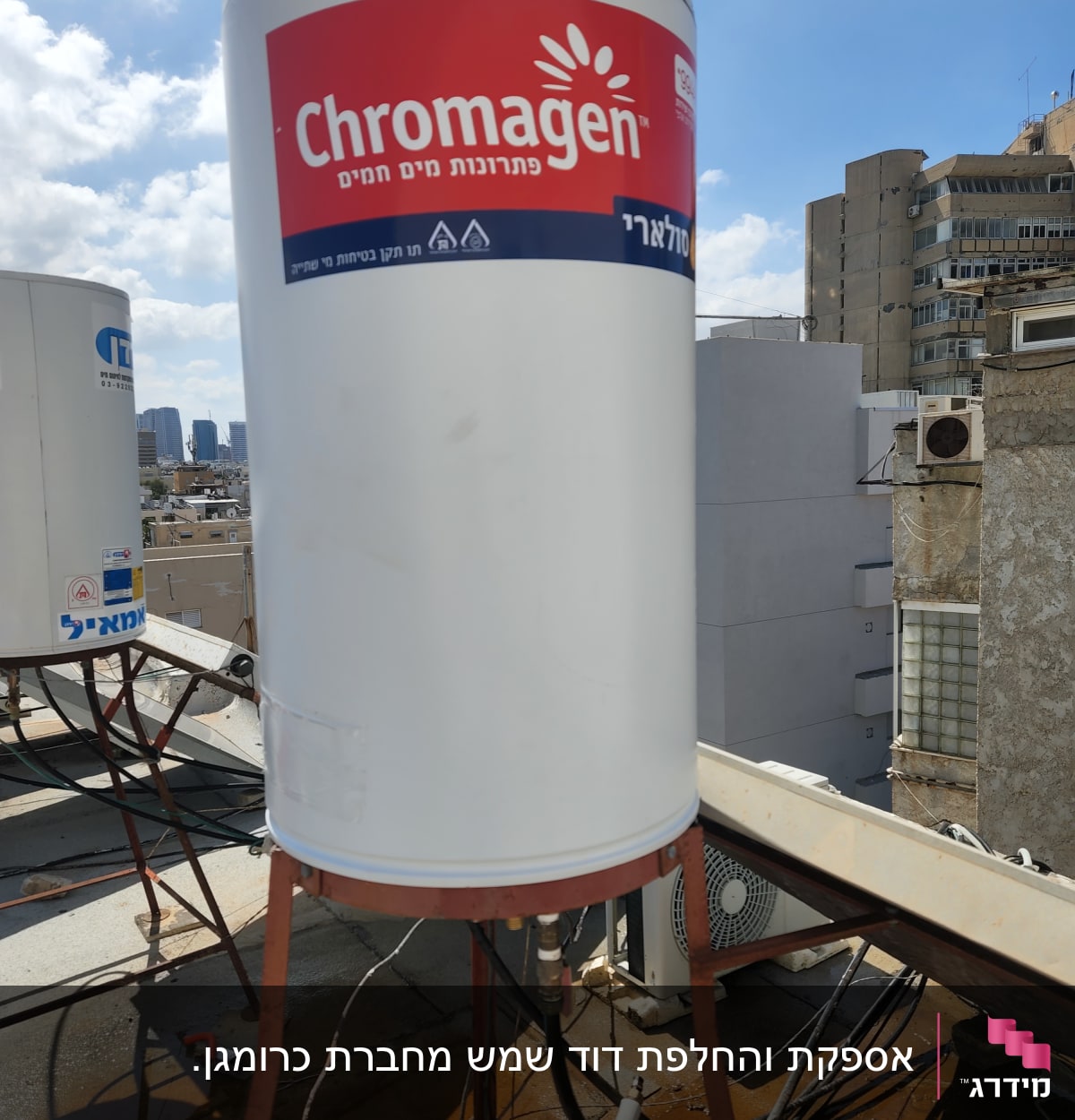 דוד שמש כרומגן על גג עם צינורות וחיבורים